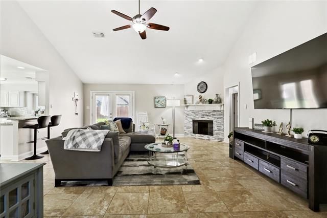 Building Photo - 115 Savanna Dr