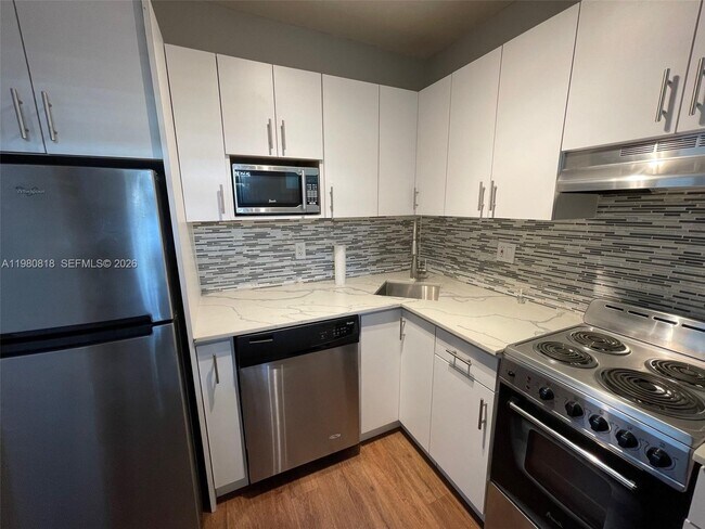 Building Photo - 305 NE 15th Ave