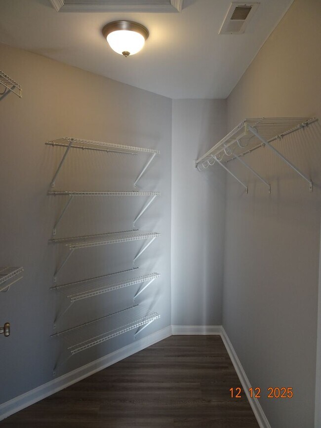 Building Photo - 3 Bedrooms, 2.5 Bathrooms Single Family Home