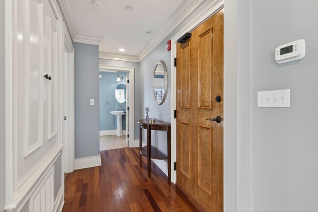 Building Photo - 7 Islington St