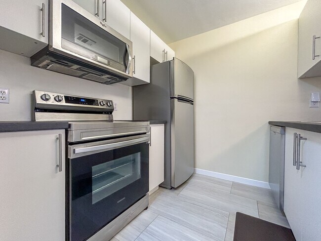 Building Photo - Beautiful Room for Rent in a 4/4 Unit - University Terrace West 511-A