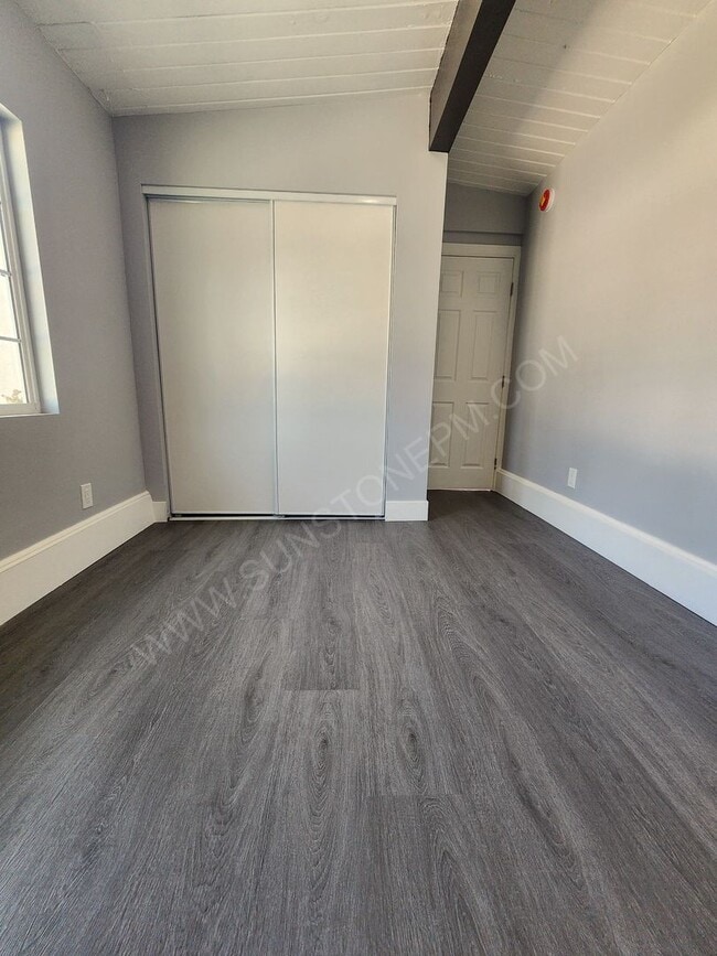 Building Photo - 2 Bedroom, 1 bathroom
