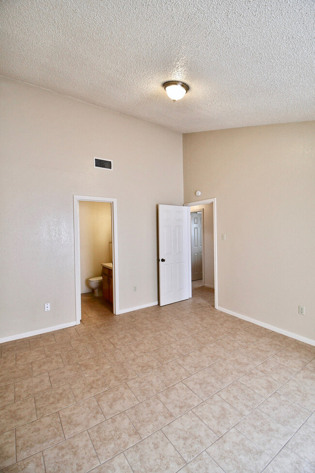 Building Photo - 2 Weeks FREE RENT!!! Charming 3 Bedroom 1....