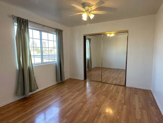 Building Photo - Huntington Beach 3 Bed 3 Bath Apartment