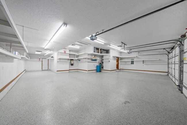 Building Photo - 4 Bedroom Pool Home on the Golf Course