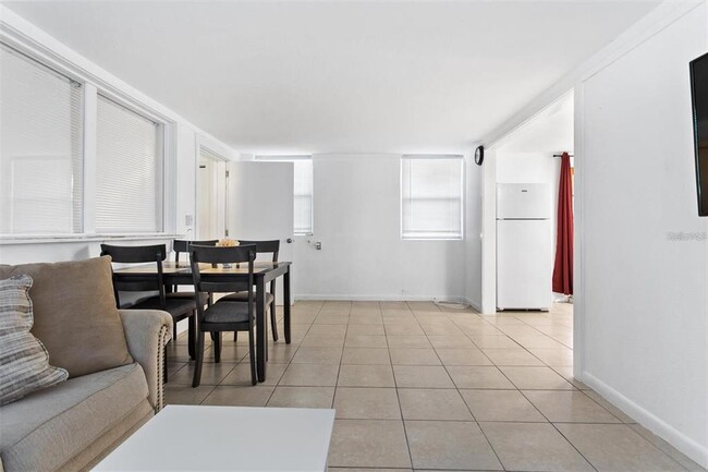 Building Photo - 904 Lakeview Rd