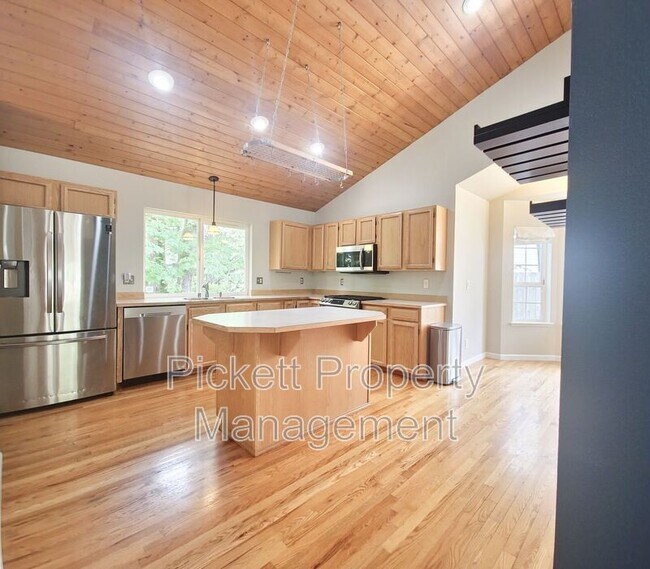 Building Photo - 18845 NE Meadow Run Dr
