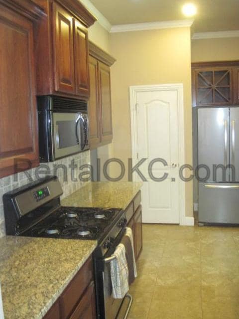 Building Photo - Beautiful Moore Home with Office