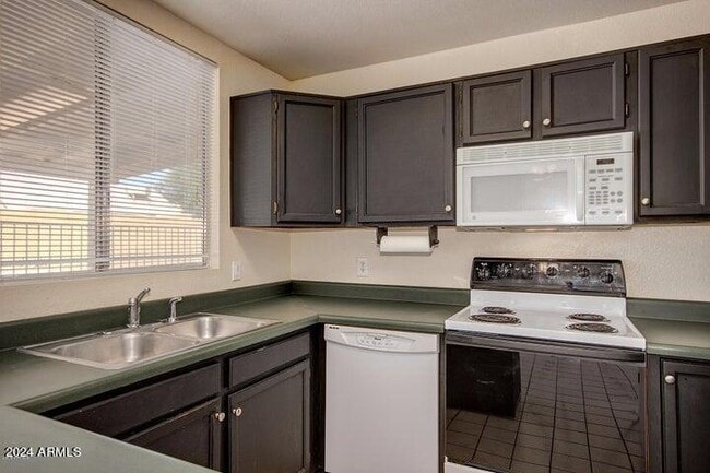 Building Photo - 1208 E Wickieup Ln