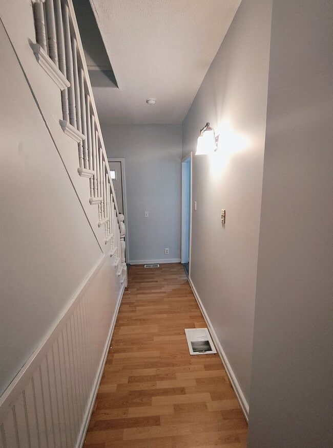 Building Photo - ****Burrillville – Three Bed/Two Bath Dupl...