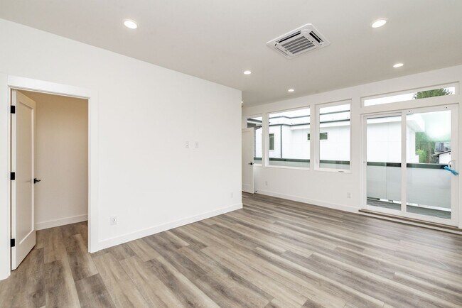 Building Photo - Edgewood Stunner