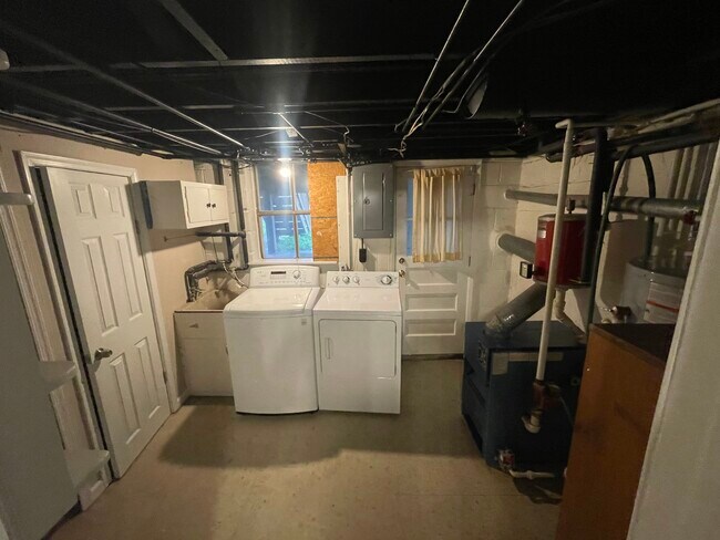 Building Photo - 906 Pine Heights Ave