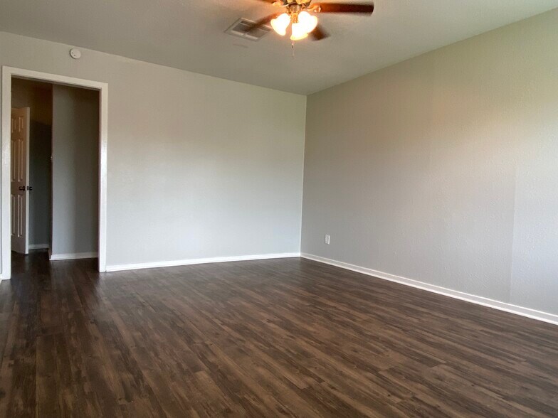 Living room - 4230 Friar Point Rd