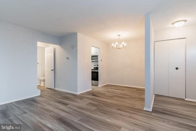 Building Photo - 8708 Village Square Dr