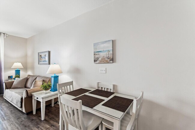 Building Photo - 9896 S Thomas Dr