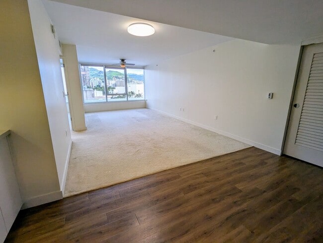 Building Photo - Symphony 2 Bed, 2 Bath, 1 Parking, Mountain views in Kakaako