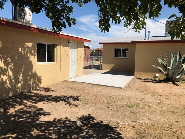 Building Photo - 5008 Sierra Madre Dr