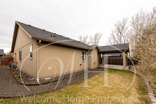 Building Photo - Single Story 3 Bedroom Home with Gas Fireplace and Covered Patio