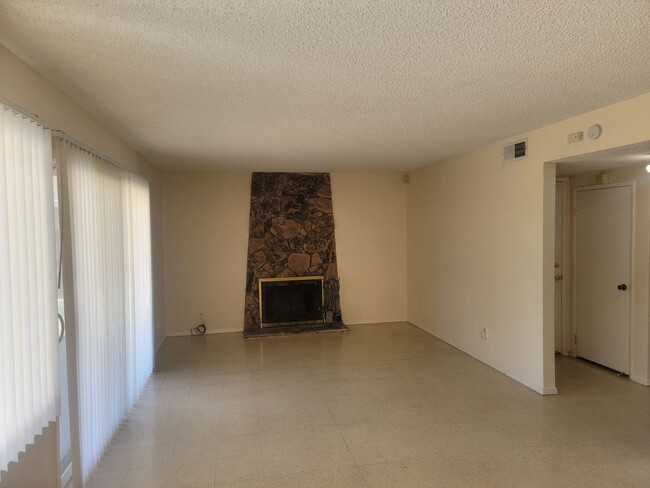 Building Photo - Great 4 Bedroom 2.5 Bath in South Natomas