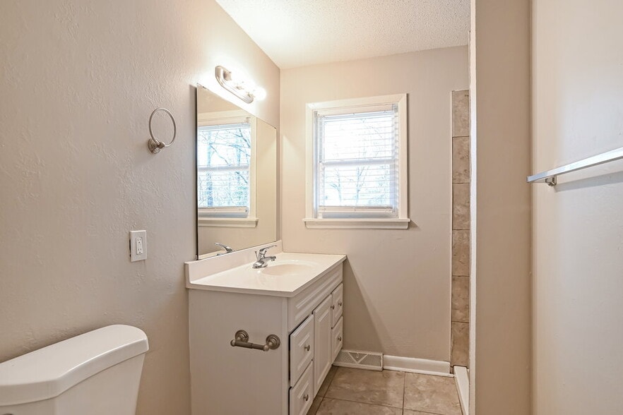 Building Photo - 1618 Longleaf Dr