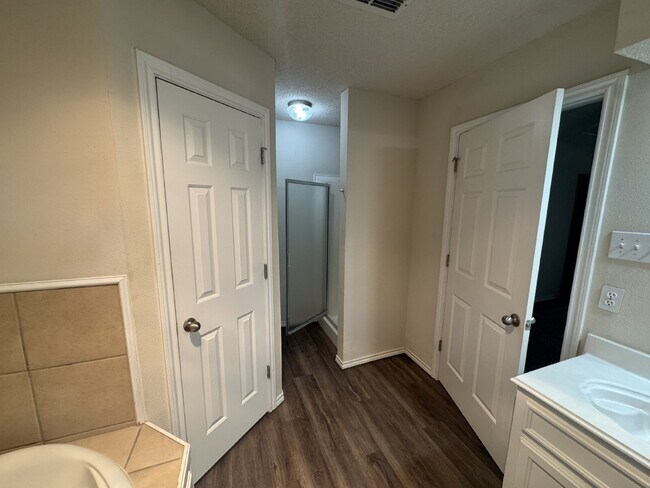 Building Photo - Beautiful Home Located Near Elementary!