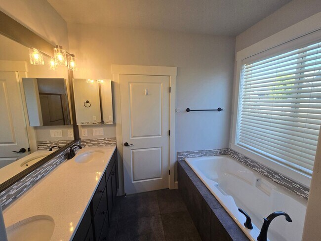 Building Photo - Beautiful Home with Comfort and Convenienc...