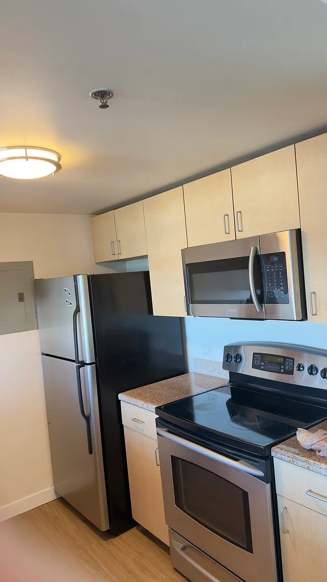 Building Photo - 425 W Beech St