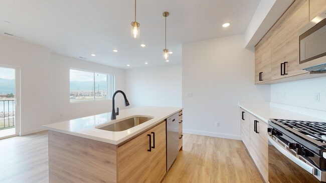 Building Photo - 1266 Sawmill Blvd