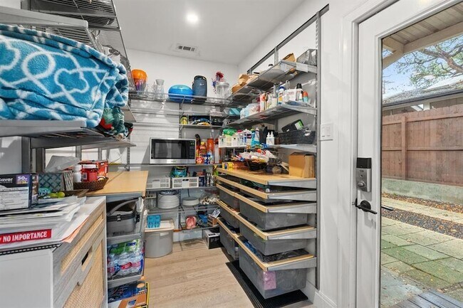 Building Photo - 1703 Meadowbrook Dr