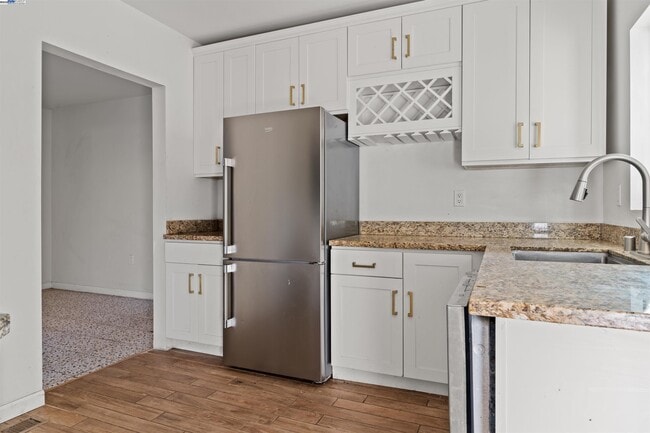 Building Photo - 2081 Oakwood Dr