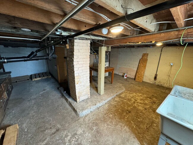 Building Photo - 2 bed 1 bath with view and basement