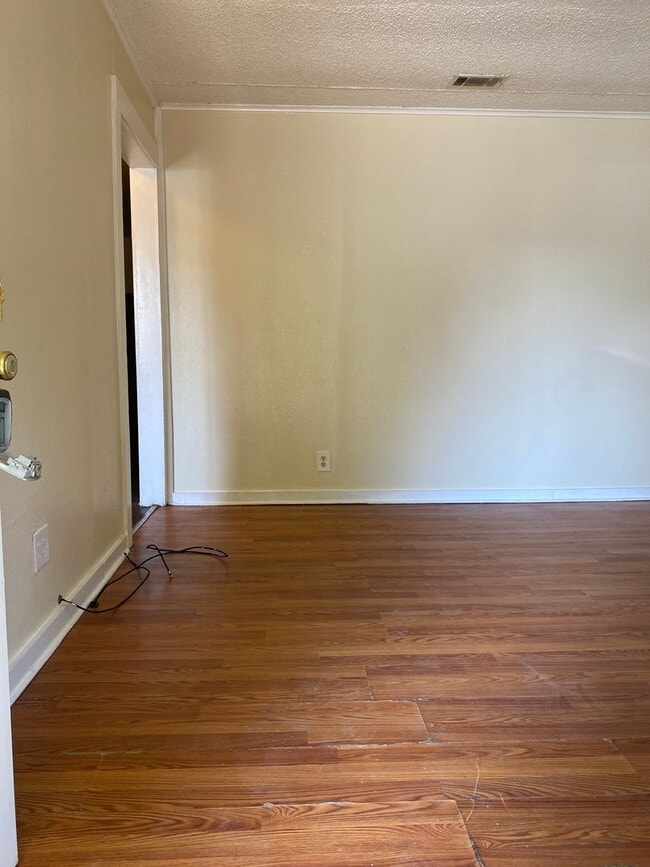 Building Photo - 2 Bedroom