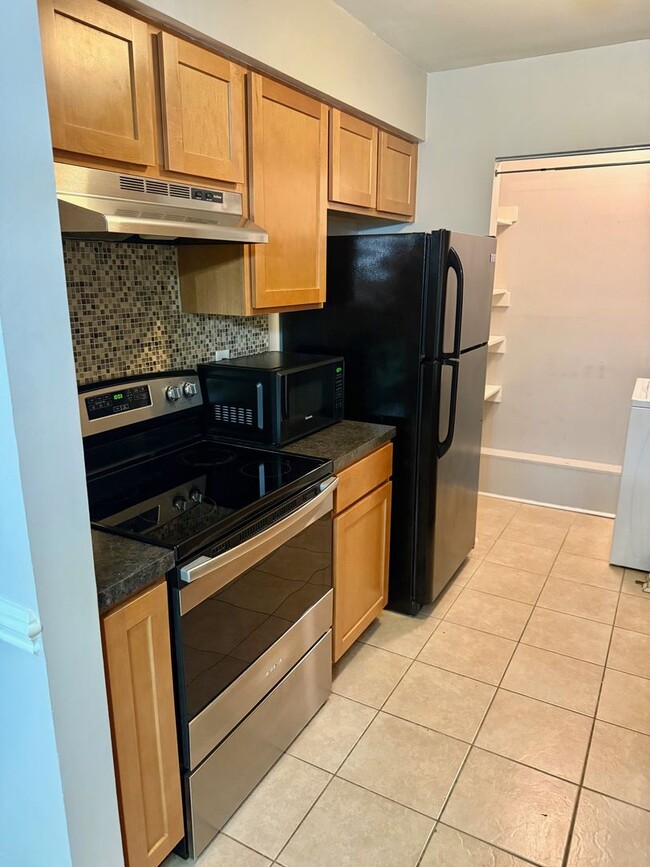 Building Photo - Fully Renovated 2 Bed, 2 Bath Ground-Floor...