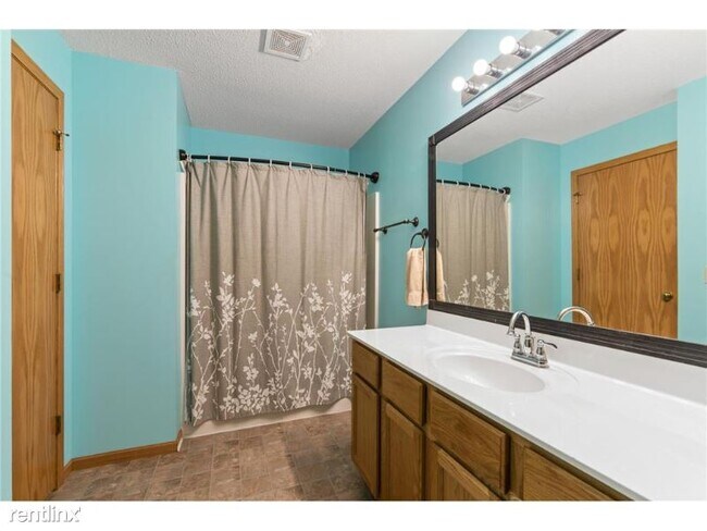 Building Photo - 2 br, 2 bath Townhome - 2056 Willow Cir