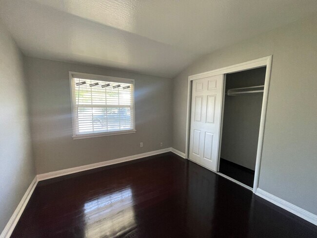 Building Photo - Beautiful Three Bedroom Two Bathroom Home