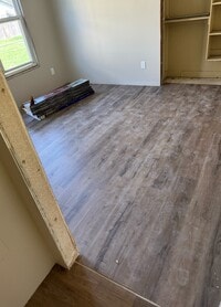 Building Photo - 405 E 10th St