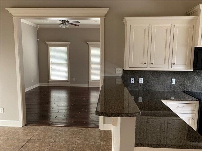 Building Photo - 3709 W Cherokee Rd