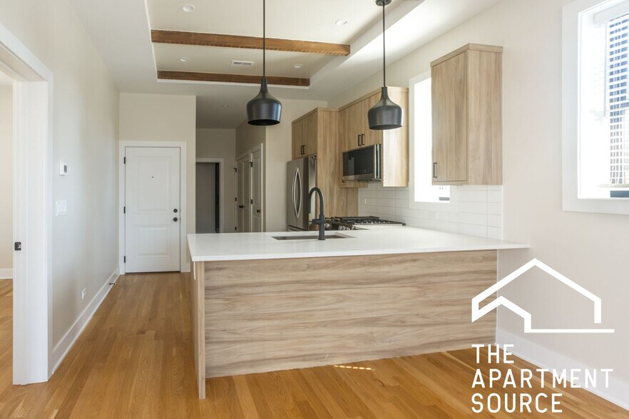 Building Photo - 4949 N Oakley Ave