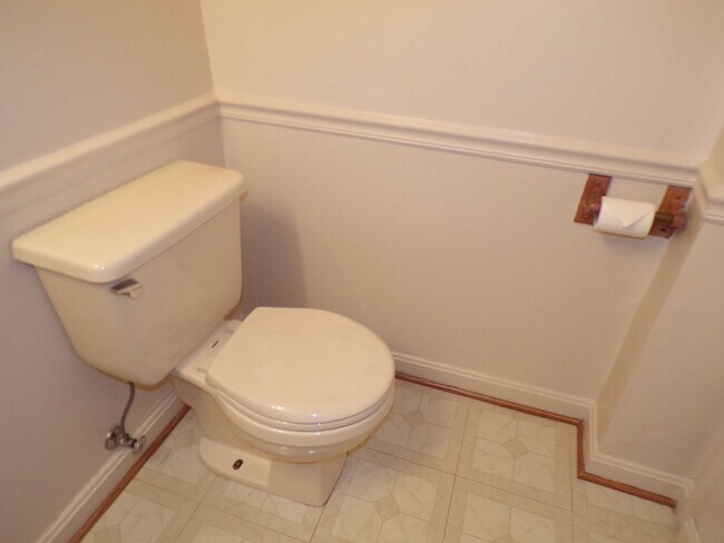 Building Photo - Three Bedroom Townhouse Conveniently Located In Springfield