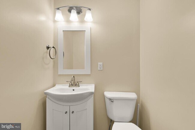 Building Photo - 650 E St NE