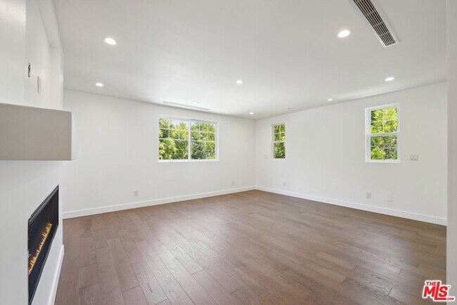 Building Photo - 5114 Cedros Ave