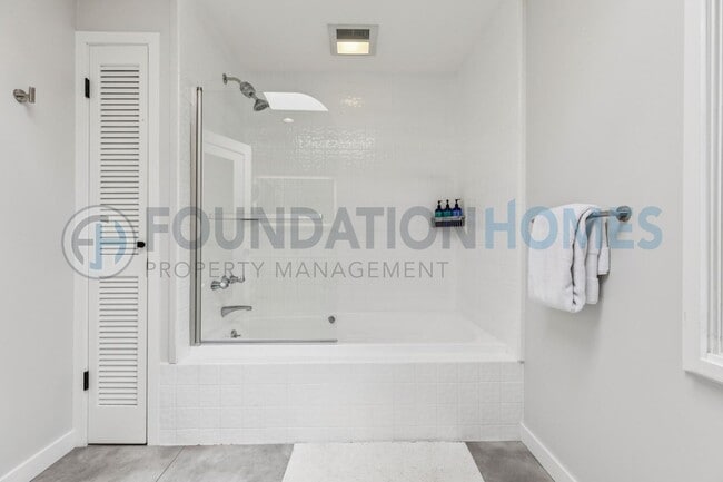 Building Photo - Furnished Mill Valley Home with Mt. Tam Views | Available Through December  - FOUNDATION