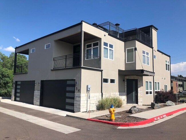 Building Photo - Beautiful 3 Bed, 4 Bath Home, Stunning Views from Rooftop Deck, D-12, close to DT and Military