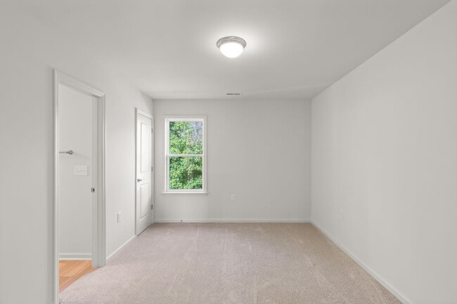 Building Photo - 2 Bed 2.5 Bath Townhome