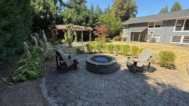 Building Photo - 3010 SW Underwood Dr
