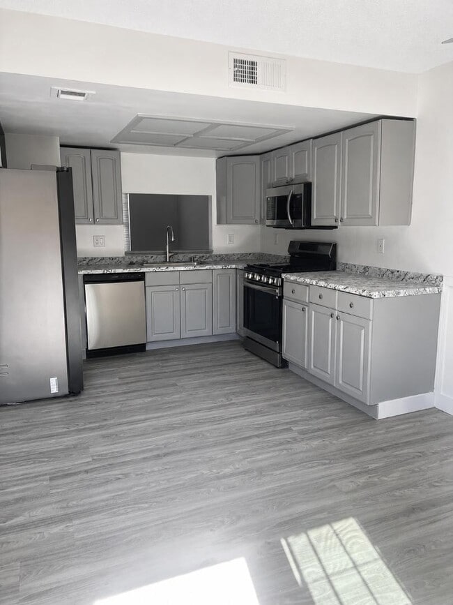 Building Photo - 870 Flagstone Way