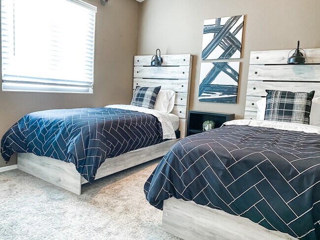 Building Photo - 1541 E Peregrine Trail