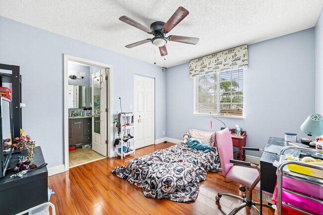 Building Photo - 2185 Salerno Cir