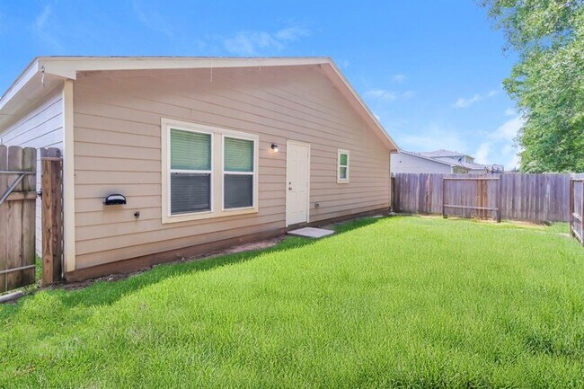 Building Photo - 15705 Del Norte Dr