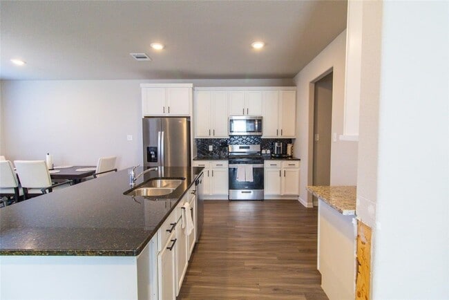 Building Photo - 2221 Middle Rdg Dr